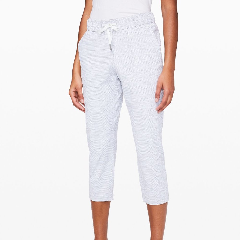 Lululemon On The Fly Crop *23" - NWT - sz10 Nimbus